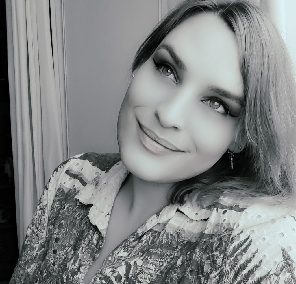 Madame Ruby, cartomancienne à Fréjus, avec son jeu Petit Lenormand